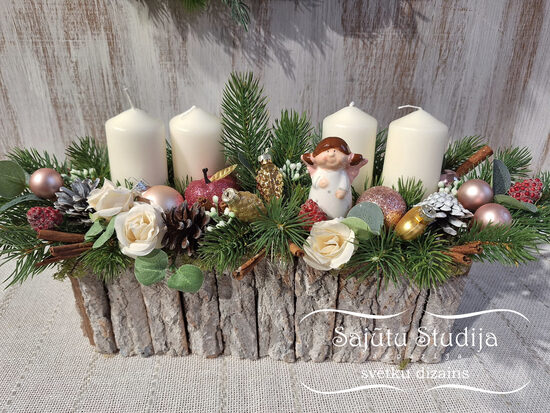 Ziemassvētku kompozīcija ar eņģeļmeitenīti